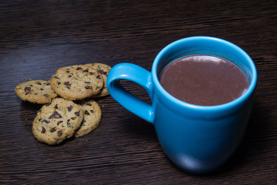 galletita con chips de chocolate y chocolatada