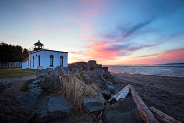 lonely evening watching the sunset set at the point no point lighthouse near kingston, washington state, puget sound, pacific northwest - obrazy, fototapety, plakaty