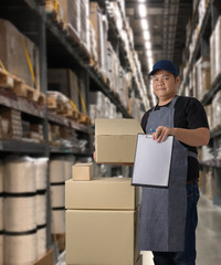 Worker Delivering products Sign the signature on the product receipt form with parcel boxes