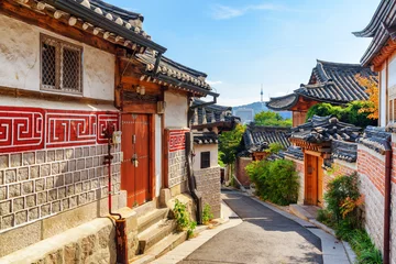 Foto auf Glas Erstaunliche Aussicht auf die alte schmale Straße und die traditionellen koreanischen Häuser © efired