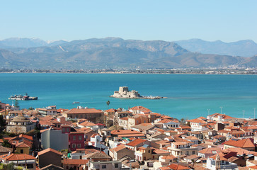 Obraz premium Bourtzi, zamek na wodzie w środku portu Nafplio w Grecji
