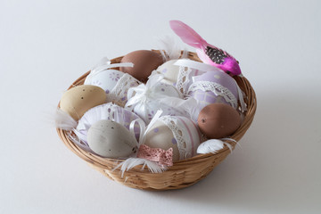 Oeufs décorés dans une corbeille pour la fête de Pâques