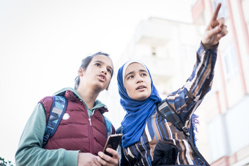 Obraz premium Muslim boy and girl on trip vacation