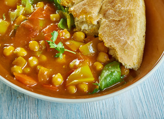 Chickpea, red pepper and spinach curry