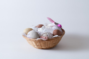 Oeufs de Pâques décorés dans une corbeille en osier