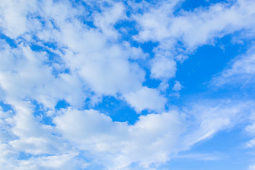 Obraz premium Pływające chmury