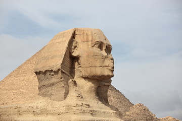 Fototapeta na wymiar The Sphinx at Giza and ancient Egyptian pyramid in Giza, Cairo