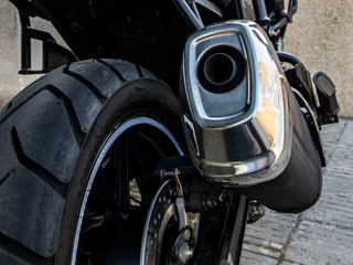 Parte trasera de una moto mostrando el tubo de escape.