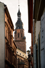 Heiliggeistkirche in Heidelberg ragt zwischen Altstadt Häusern empor