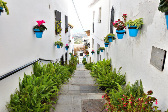 Uliczka w Mijas pueblo blanco w Hiszpanii