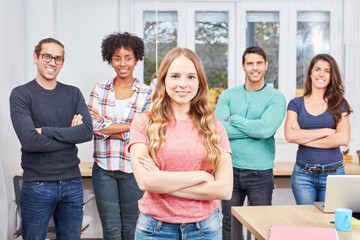 Junge Frau als Trainee in der Ausbildung