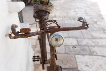 Altes und rostiges Fahrrad