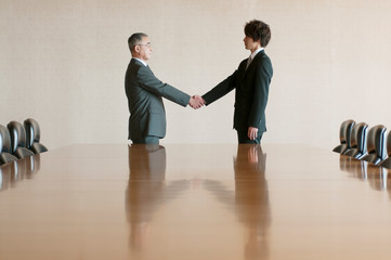 握手をするビジネスマン