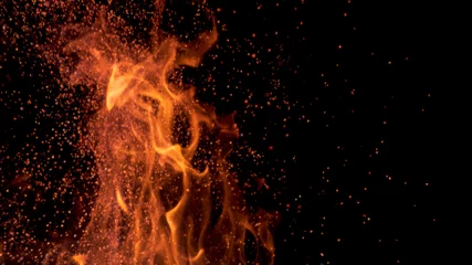 Fototapeten Feuer & Flamme MACRO, DOF: Filmische Einstellung von Flammen, die in der Dunkelheit der Nacht flackern.  © helivideo