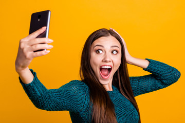 Naklejka premium Close up photo beautiful funky her she lady hold arm hand telephone make take selfies say hi welcome blog followers unbelievable number wear green knitted pullover jumper isolated yellow background