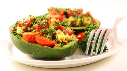 salade d'avocat avec lentilles et tomate