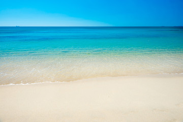 Fototapeta na wymiar Beautiful horizon view of tropical sea and sand beach under blue sky