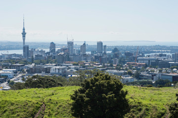 Obraz premium Elevated view of the centre of Auckland City from the summit of volcanic crater of Mount Eden, with the North Shore and Hauraki Gulf in the background.