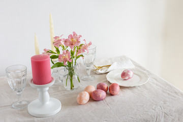 Obraz na płótnie Canvas Festive Easter spring table setting with flowers