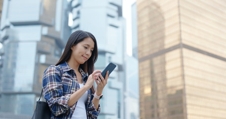 Obraz premium Young woman use of mobile phone in city