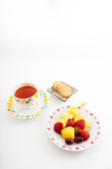 一杯の紅茶とフルーツ