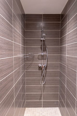 Carrelage marron pour douche à l'italienne salle de bain moderne