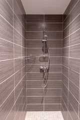 Fototapeten Carrelage marron pour douche à l'italienne salle de bain moderne © Noble Nature