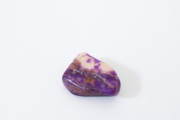 Primo piano di una pietra preziosa viola e bianca, sfondo bianco, oggetti da collezione
