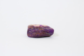 Primo piano di una pietra preziosa viola e bianca, sfondo bianco, oggetti da collezione