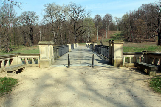Brücke in Parklandschaft