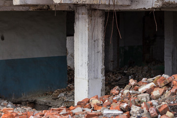 the ruins of the house , the war	