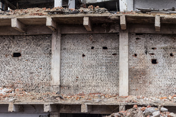 the ruins of the house , the war	