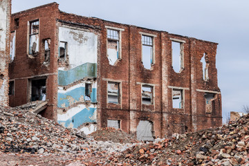 the ruins of the house , the war	