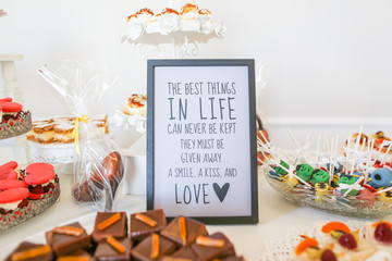 Delicious candy bar with message : the best things in live can never be kept they must be given...