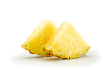 Piñas y trozos de piña