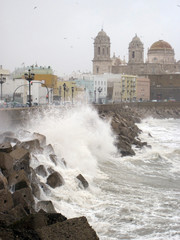 Marejada frente a las murallas de Cádiz. España