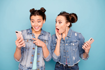 Portrait of excited impressed students people fellows use devices recommend select choose decide discount options screaming wow omg look wearing blue denim jackets pastel background isolated