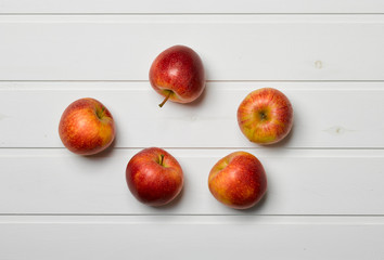 Manzanas sobre fondo de madera