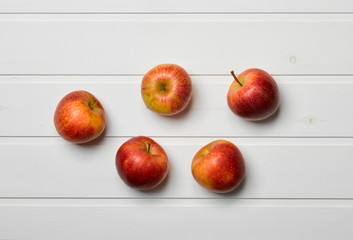 Manzanas sobre fondo de madera