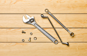 Herramientas sobre fondo de madera