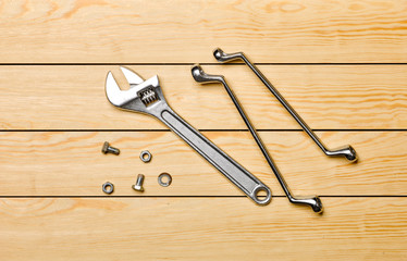 Herramientas sobre fondo de madera