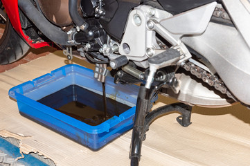 Ölwechsel bei einem Motorrad in der Werkstatt - Serie Werkstatt