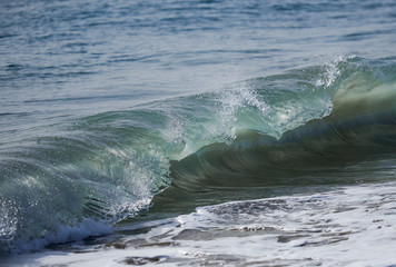 Olas rompiendo en la playa