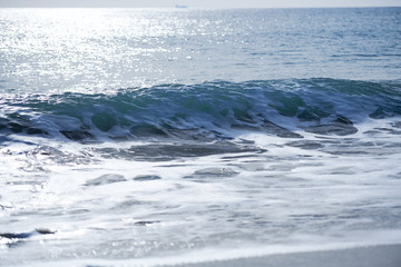 Obraz na płótnie Canvas Olas rompiendo en la playa