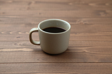 ホット コーヒー ブラック 木のテーブル
