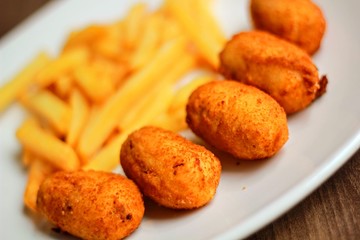 Croquetas caseras patatas fritas