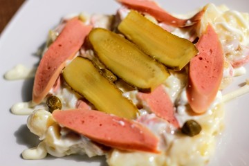 Ensaladilla rusa pepinillos salchicha