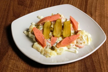 Ensaladilla rusa pepinillos salchicha