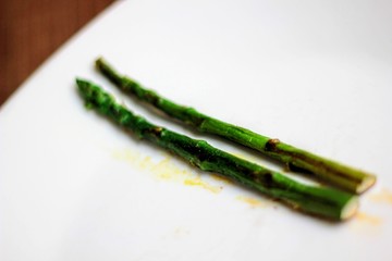 Naklejka premium Esparragos verdes fritos