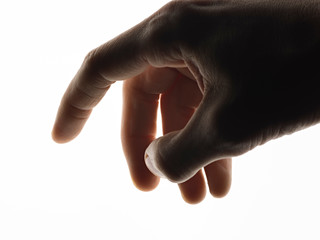 Silueta de mano sobre fondo blanco